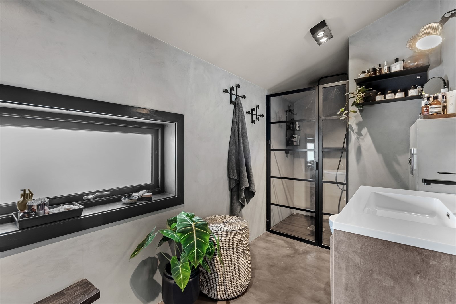 Det er et flott baderom i 2. etasje av god størrelse med microsement på vegger og gulv - Dusjnisje med regnfallsdusj og dør i herdet glass Galleribilde