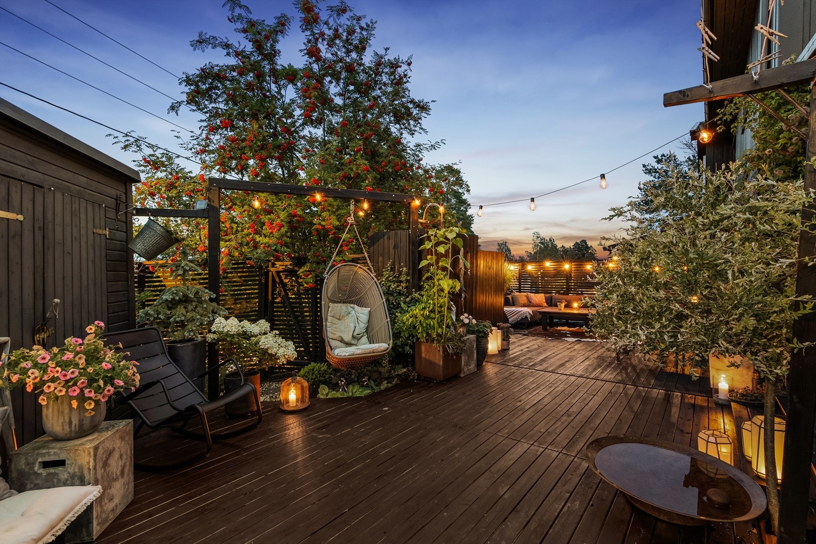 Det er tre uteboder for oppbevaring av hageredskaper, uteputer og diverse - Den ene er lettere isolert og har lys Galleribilde