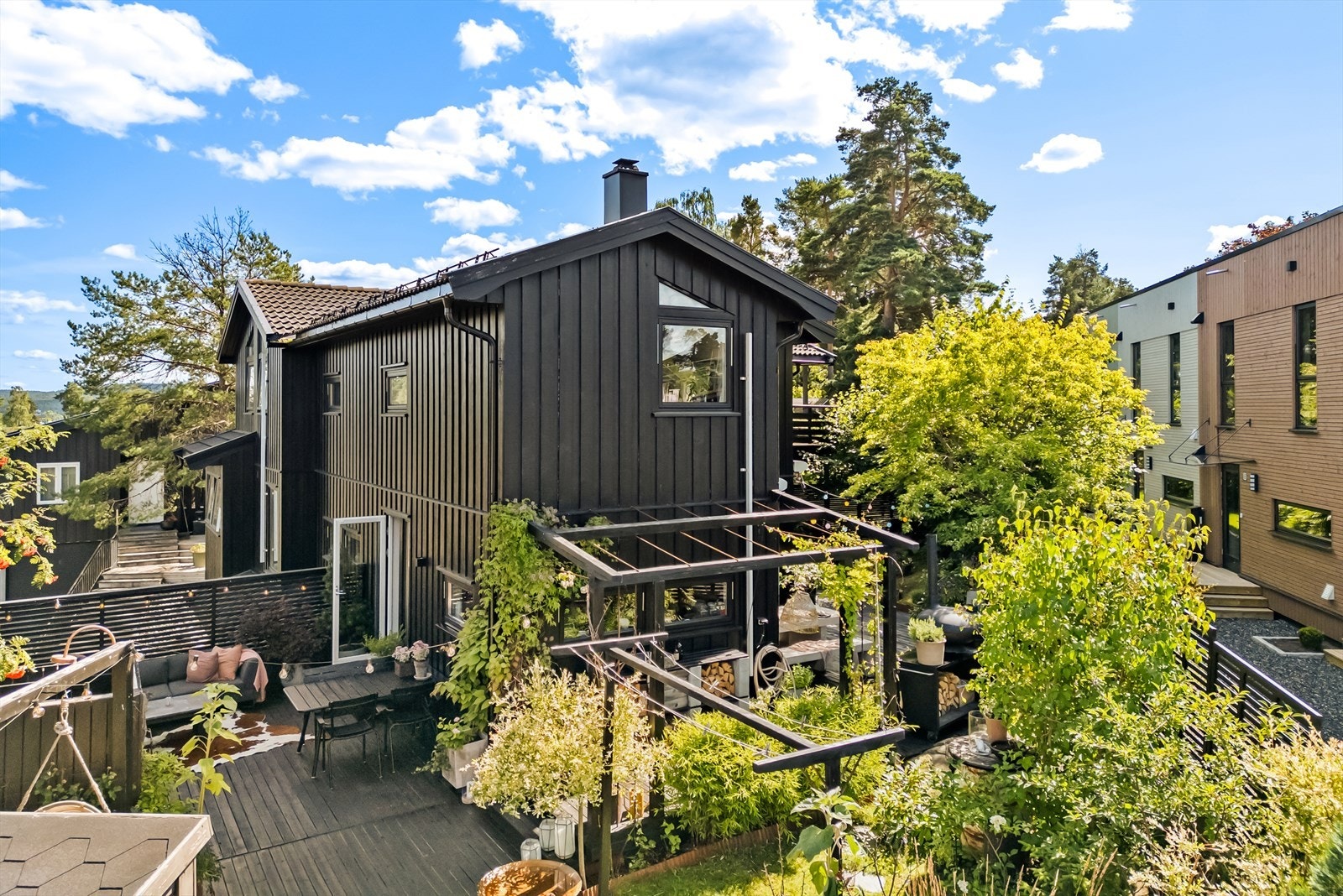 Boligen strekker seg over 3 plan med hovedadkomst via underetasje Galleribilde