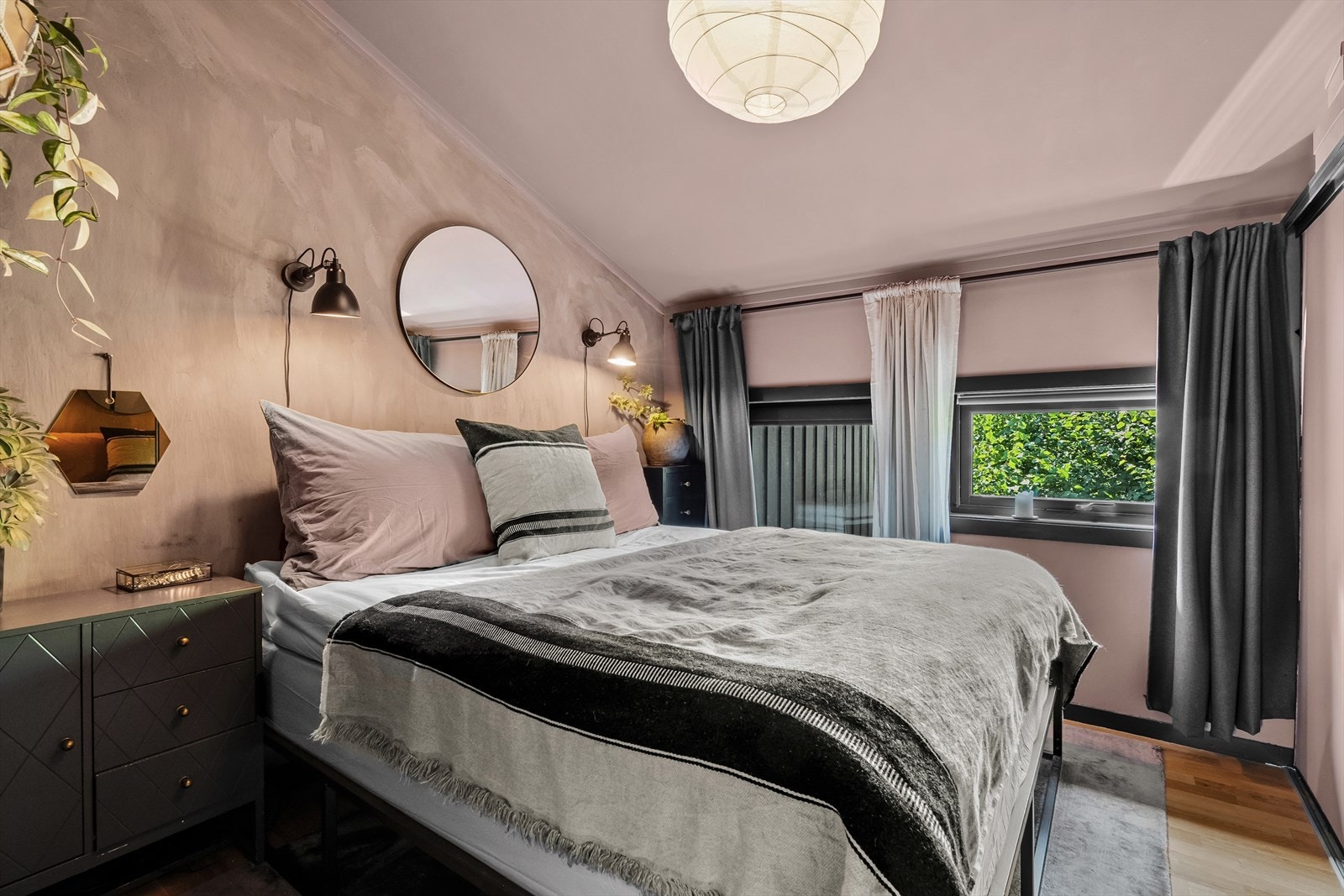 Boligen har tre gode soverom i 2. etasje Galleribilde