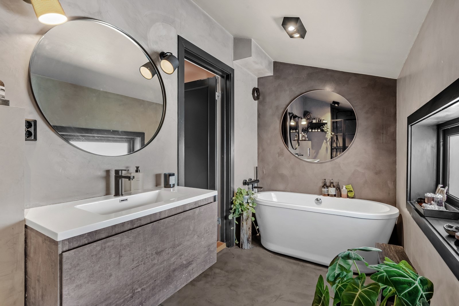 Badekar og vegghengt servant samt wc med innebygget sisterne - Varmekabler i gulv og spotter i himling Galleribilde