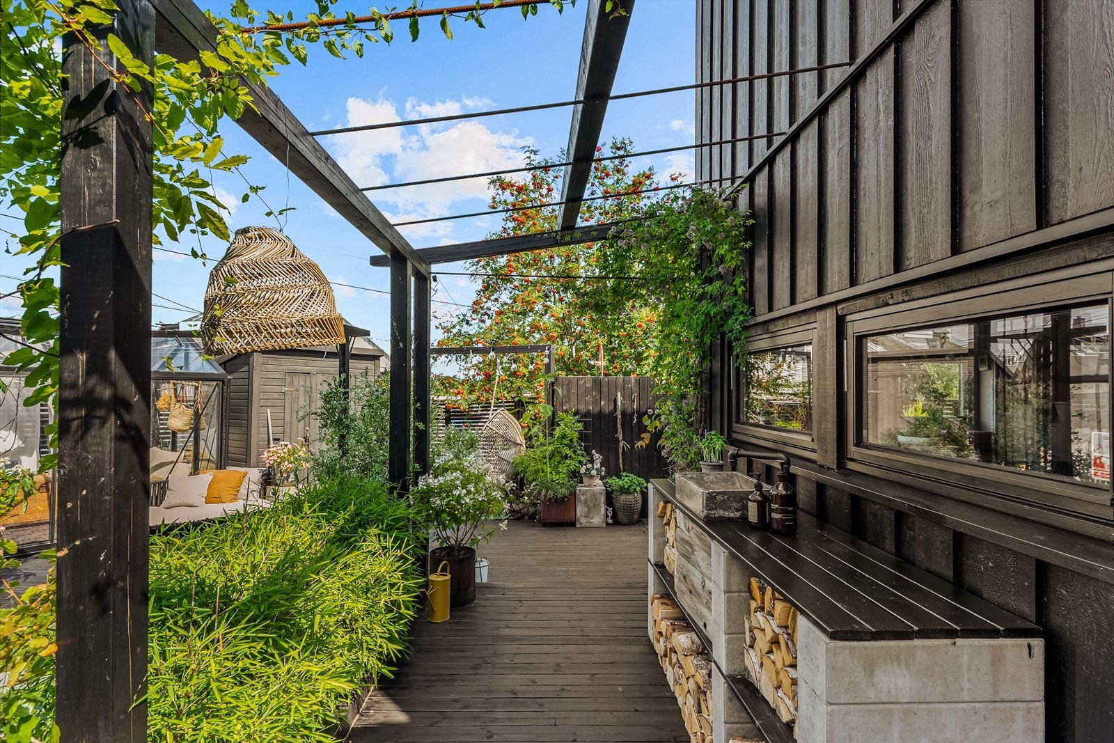 Her kan måltider tilberedes på varme sommerdager - Vask med kaldtvann fra hageslange Galleribilde