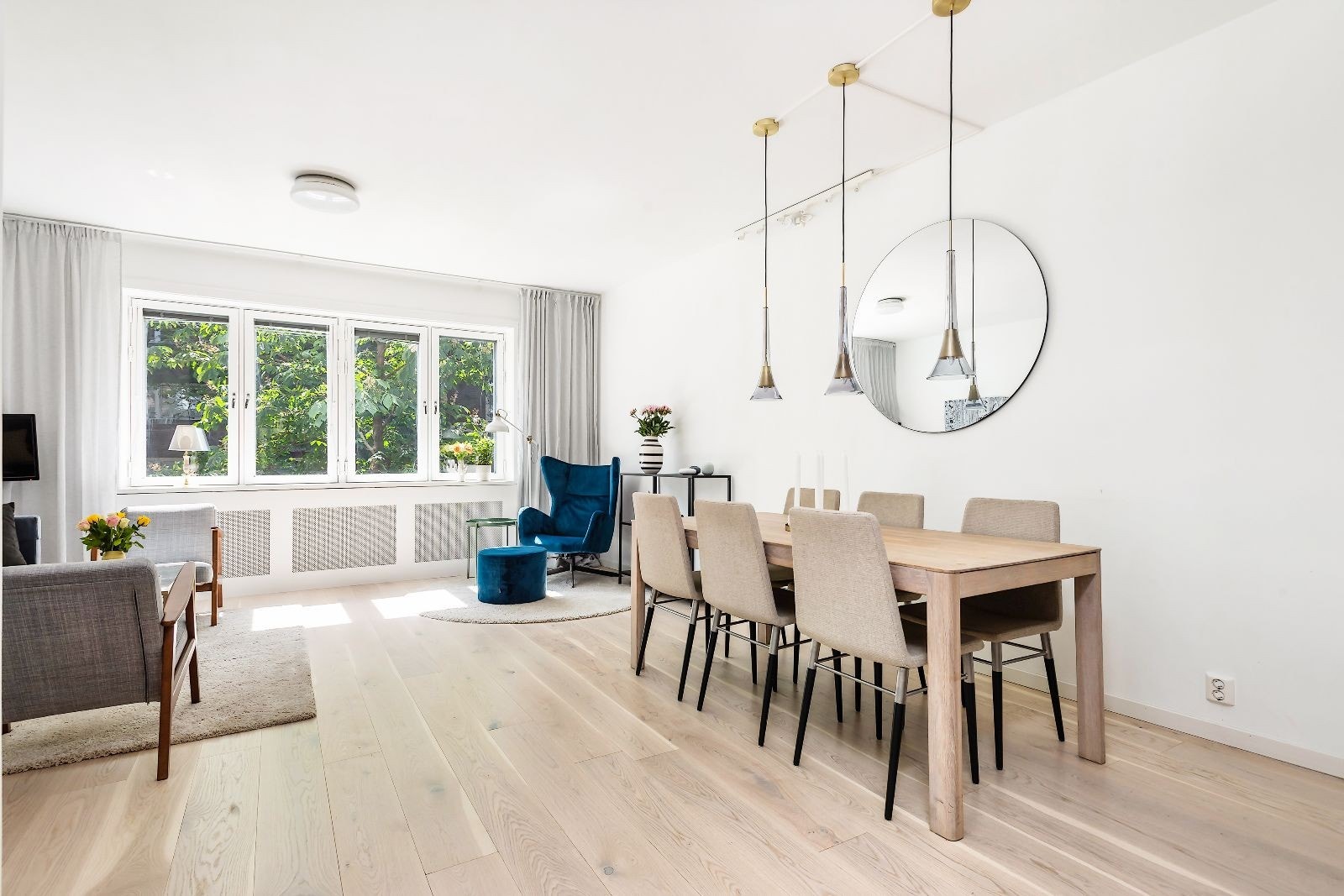 Stue med sofagruppe og spisebord. Galleribilde