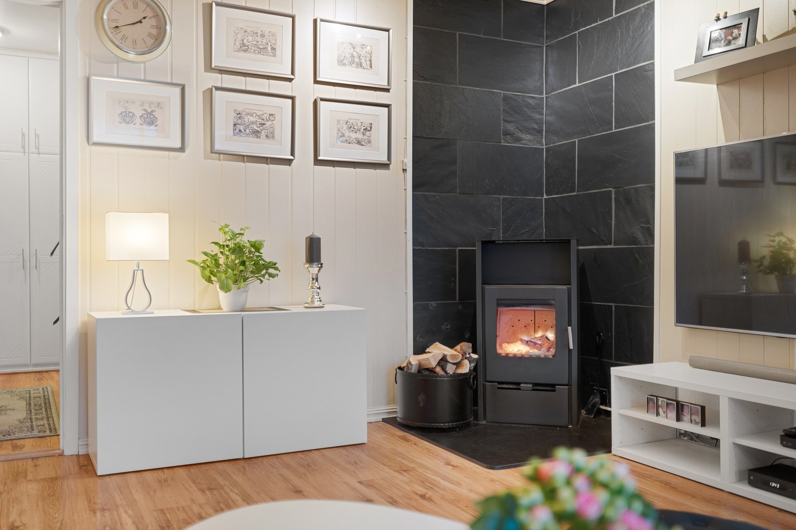 God oppvarming gjennom vedfyring. Galleribilde