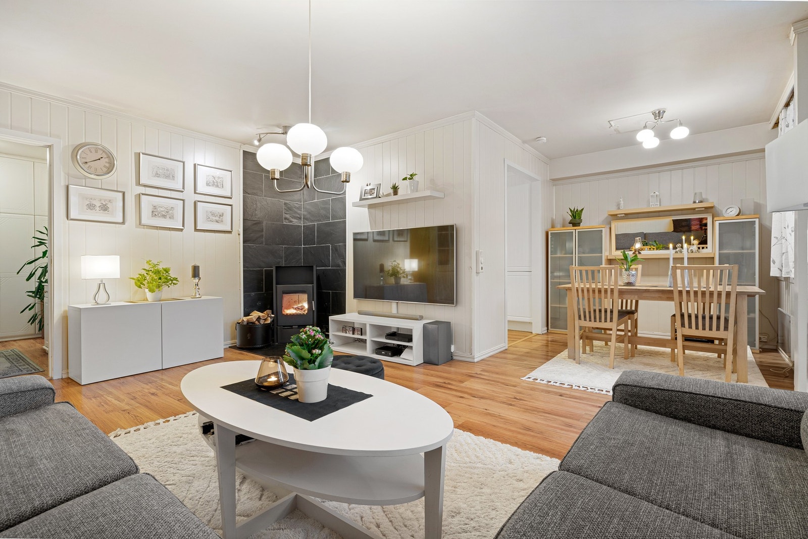 Praktisk planløsning med naturlig inndeling av soner i stuen. Galleribilde