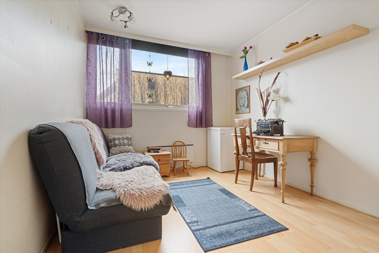 Soverom 2 på 11m² med plass til dobbeltseng, garderobeløsning og skrivebord. Galleribilde