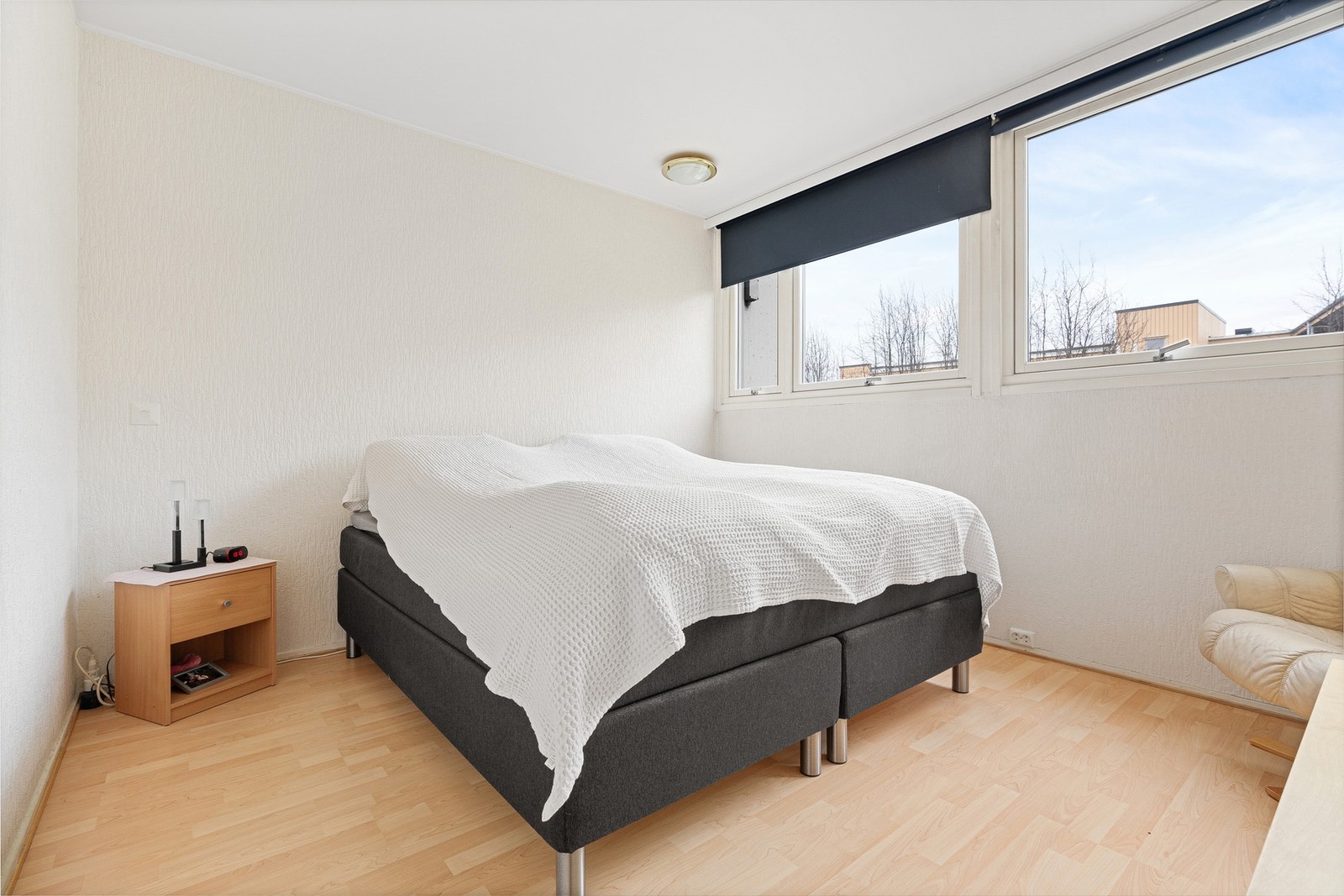 Romslig soverom på 12,5m² med store vindusflater. Mulighet for inndeling i 2 mindre soverom. Galleribilde