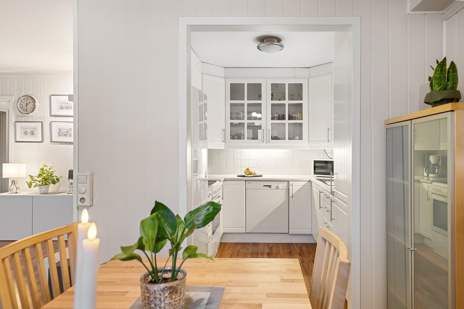 Fra stuen er det lett tilgang til et flott kjøkken med lyse fronter. Galleribilde