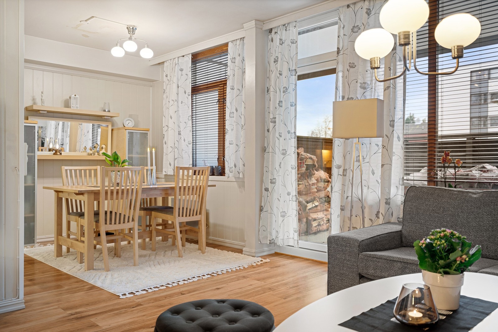 Mellom stue og kjøkken er det god plass til et koselig spisebord for sosiale sammenkomster. Galleribilde