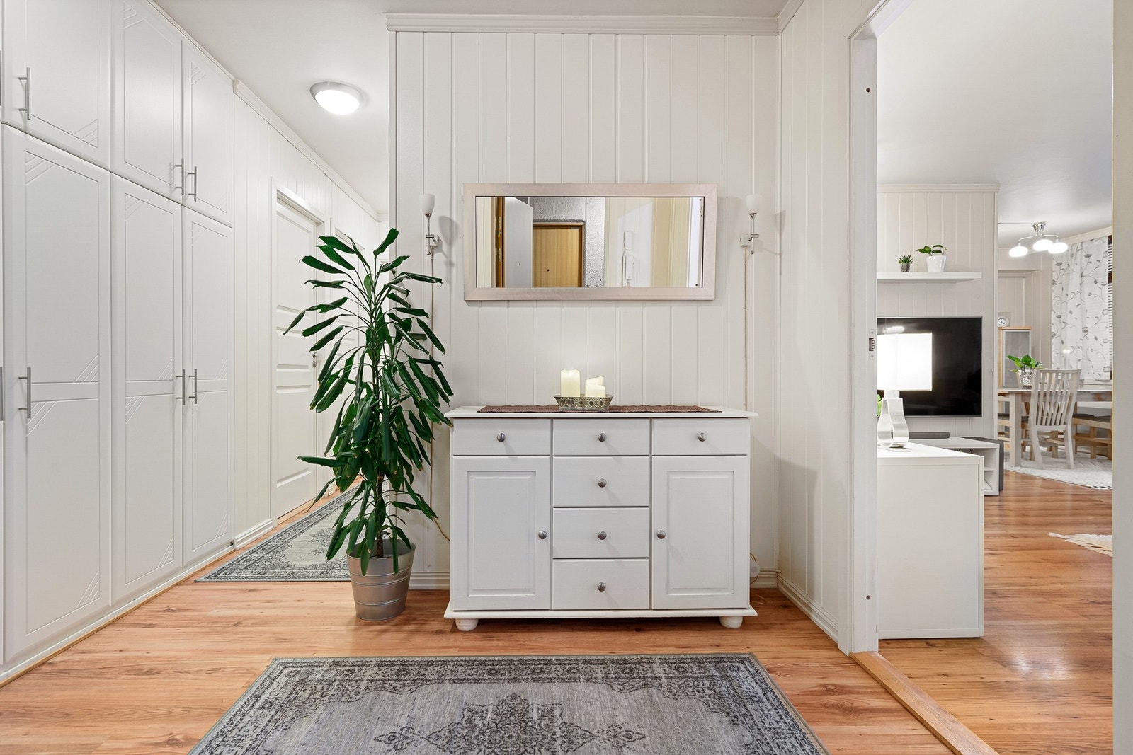 Innbydende entré med plassbygde garderobeskap. Galleribilde