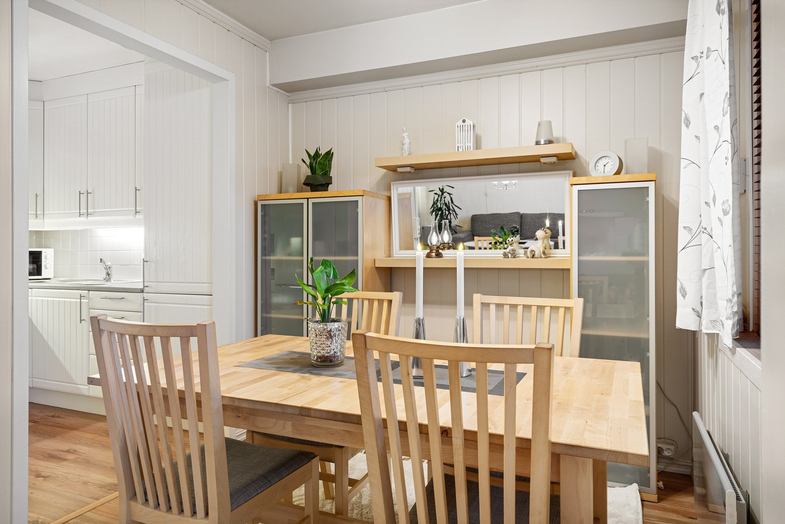 Gode parkeringsmuligheter i borettslaget. Mulighet for leie av garasjeplass. Galleribilde