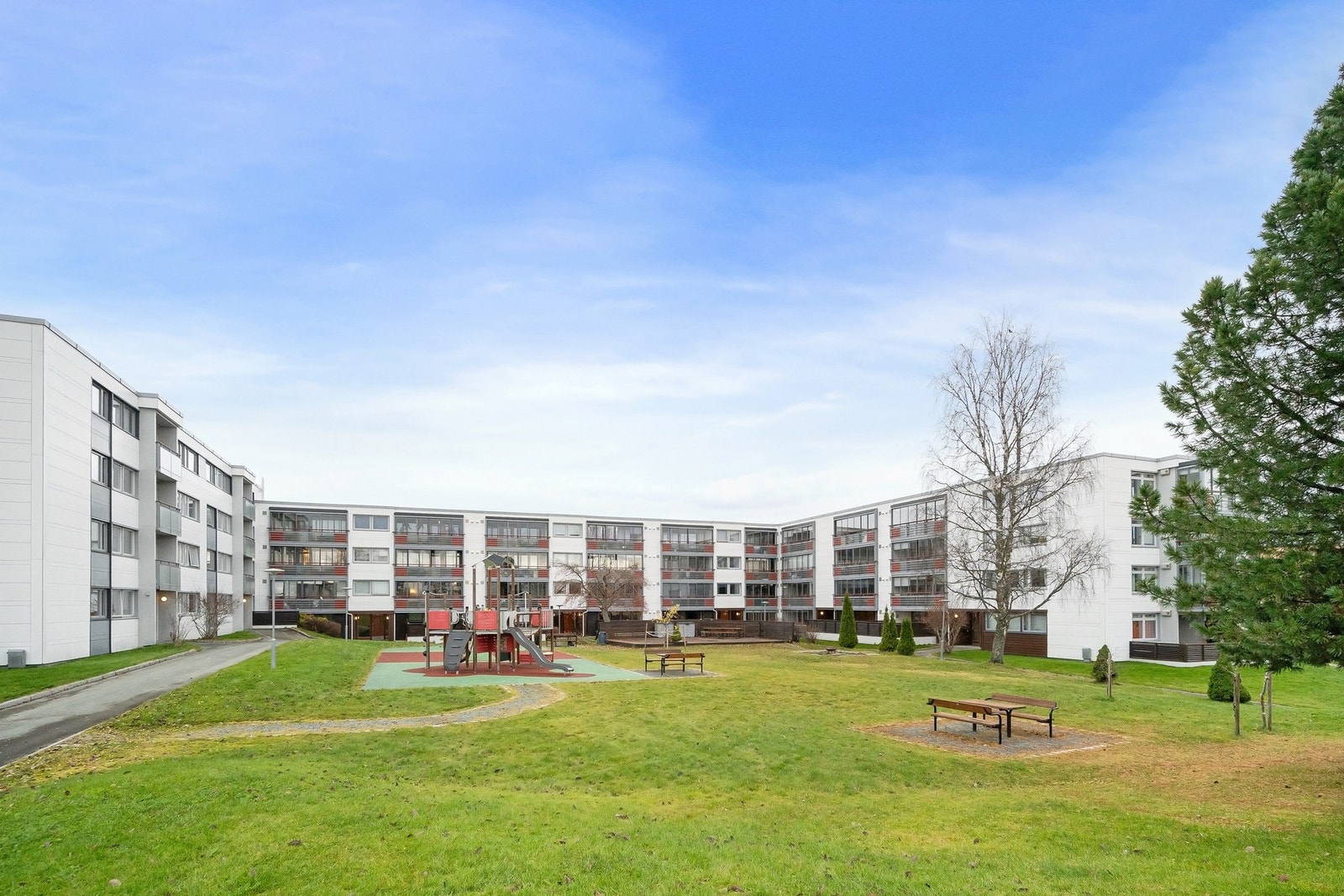 Flotte grøntarealer i tunet. Gode turmuligheter i nærområdet med Bymarka i gangavstand. Galleribilde