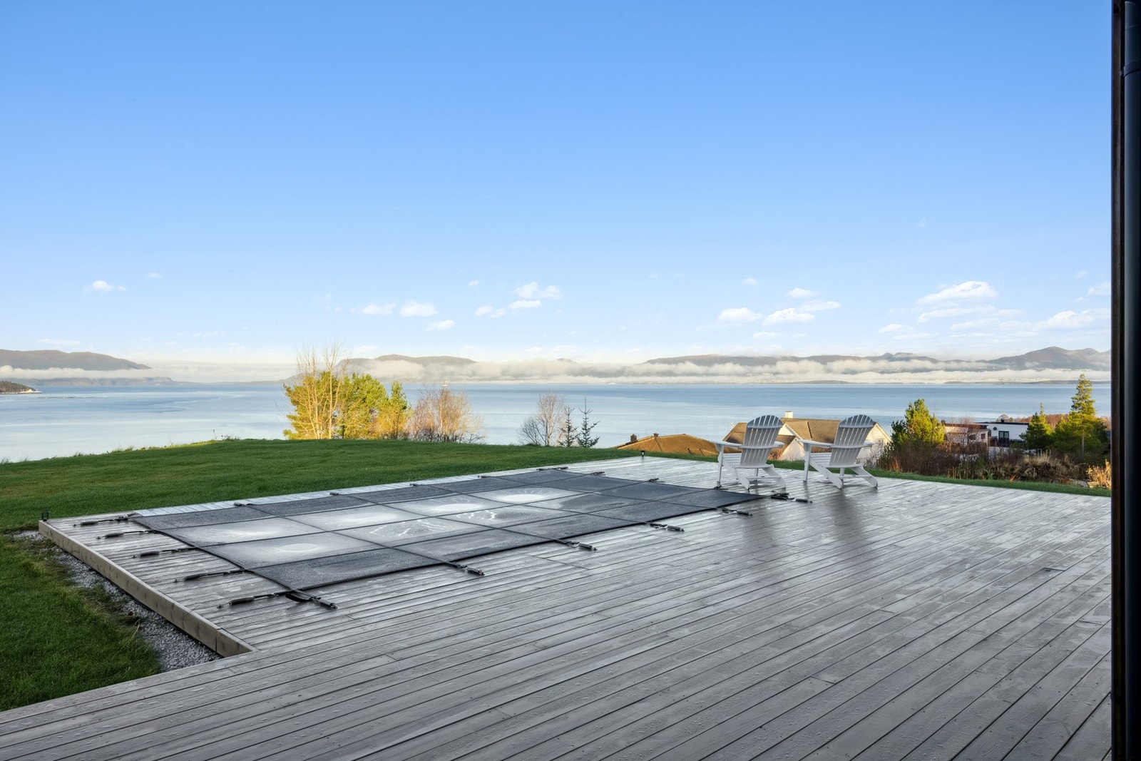 Boligen ligger i øverste del av feltet og har en fantastisk 180 graders utsikt. Her ser man hele Molde, innover mot Julsundet, Vestnes og mot Tresfjorden Galleribilde