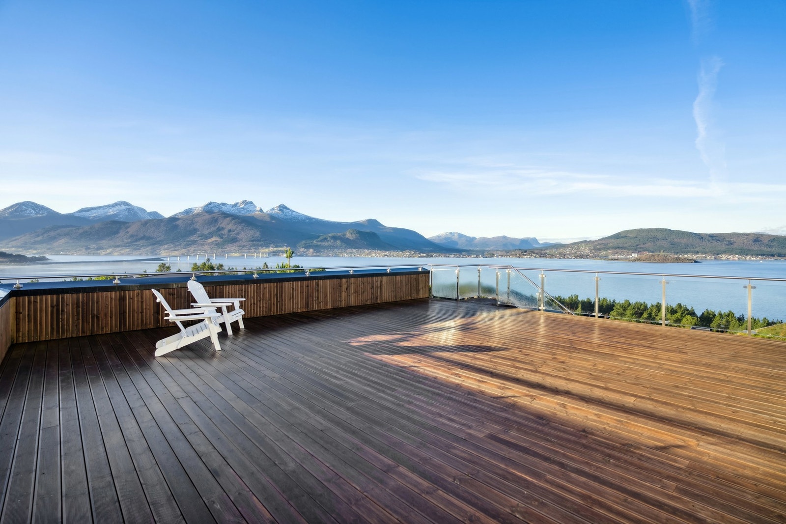 Takterrasse på 96 m2 med like flott utsikt. På sommeren har man solen fra tidlig om morgen til langt på kveld Galleribilde