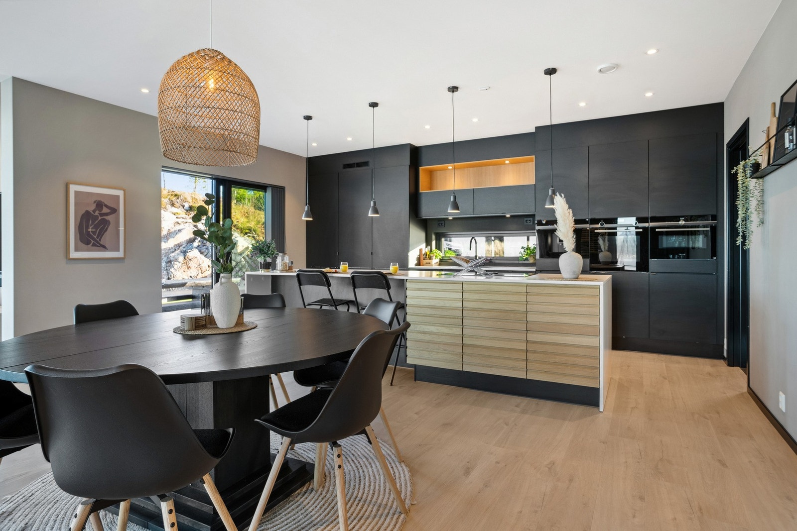 Stilig JKE-kjøkken med smarte løsninger og god skapplass Galleribilde