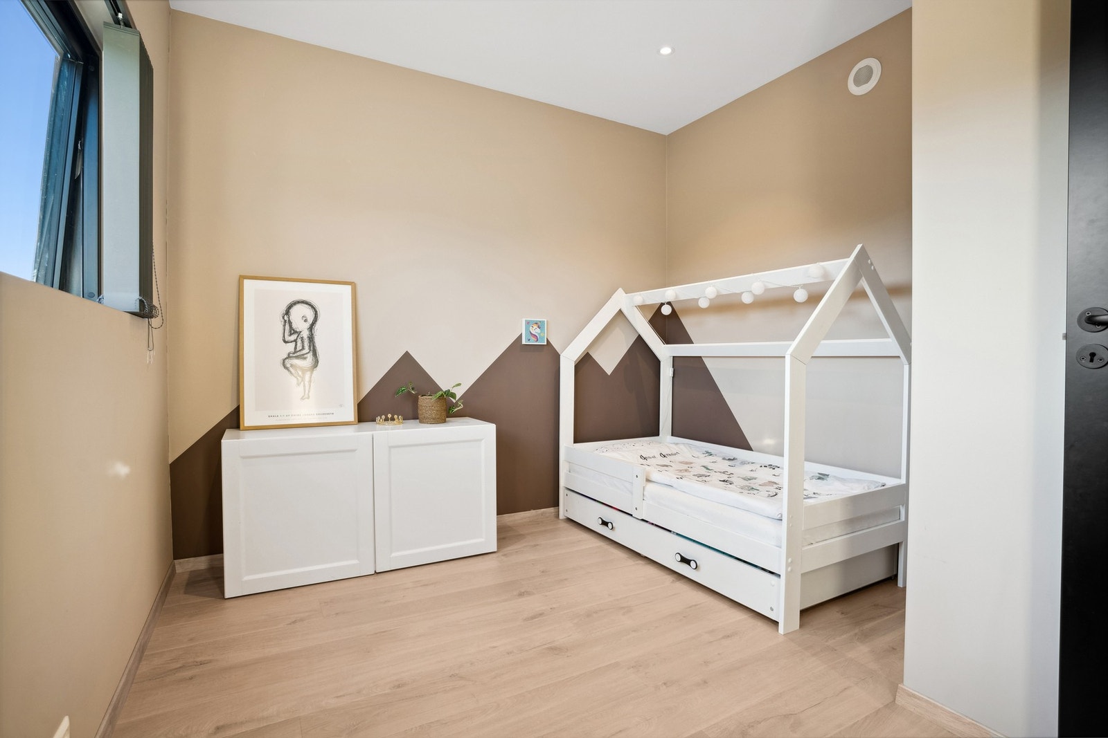 Ett av totalt 5 soverom i 2.etasje. Det er totalt 6 soverom i boligen Galleribilde