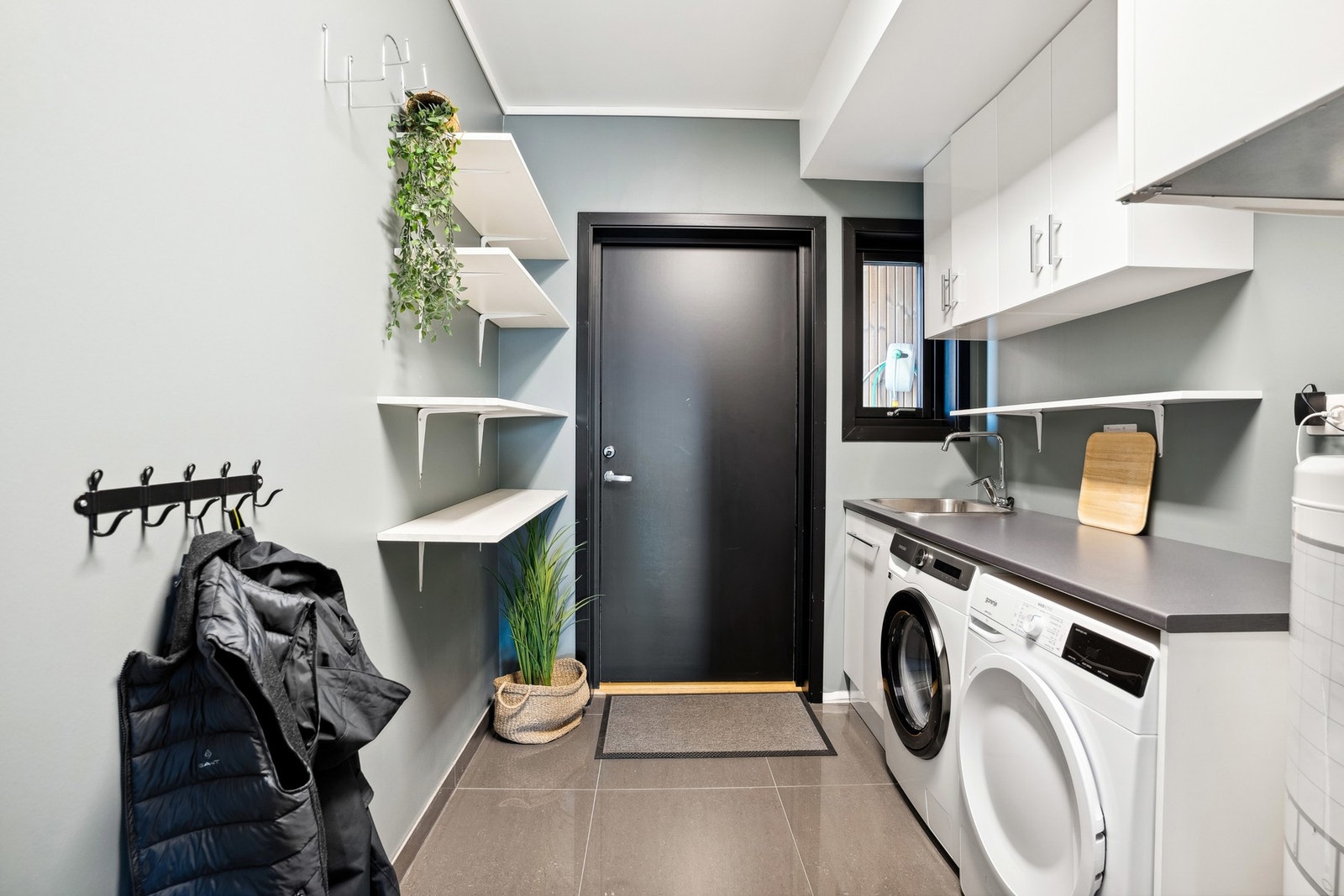 Flislagt vaskerom i tilknytning gang. Egen inngang fra overbygd areal mot garasje Galleribilde