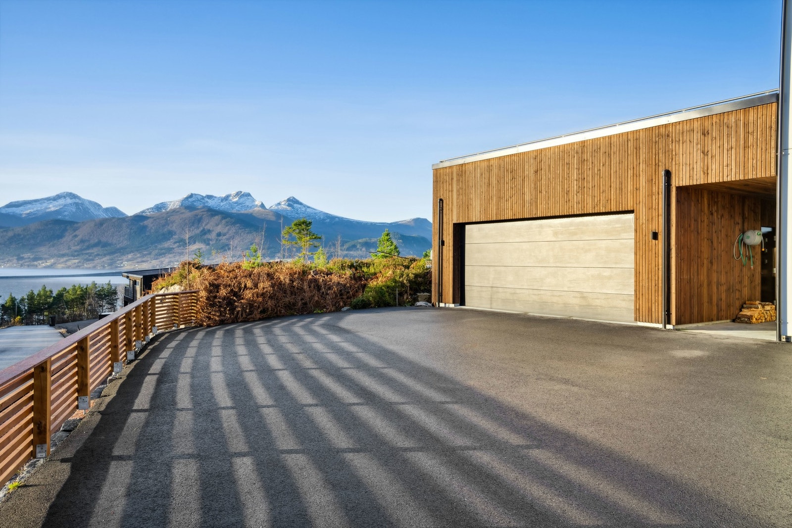 Rikelig med plass til oppstilling av biler Galleribilde