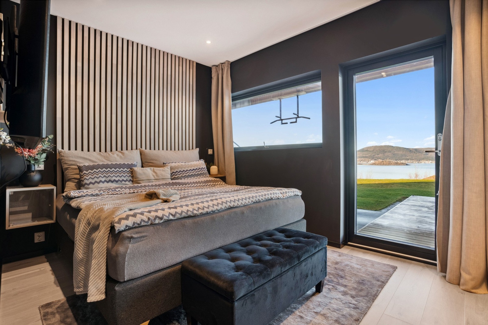 Hovedsoverom i 1.etasje med utgang til terrasse Galleribilde