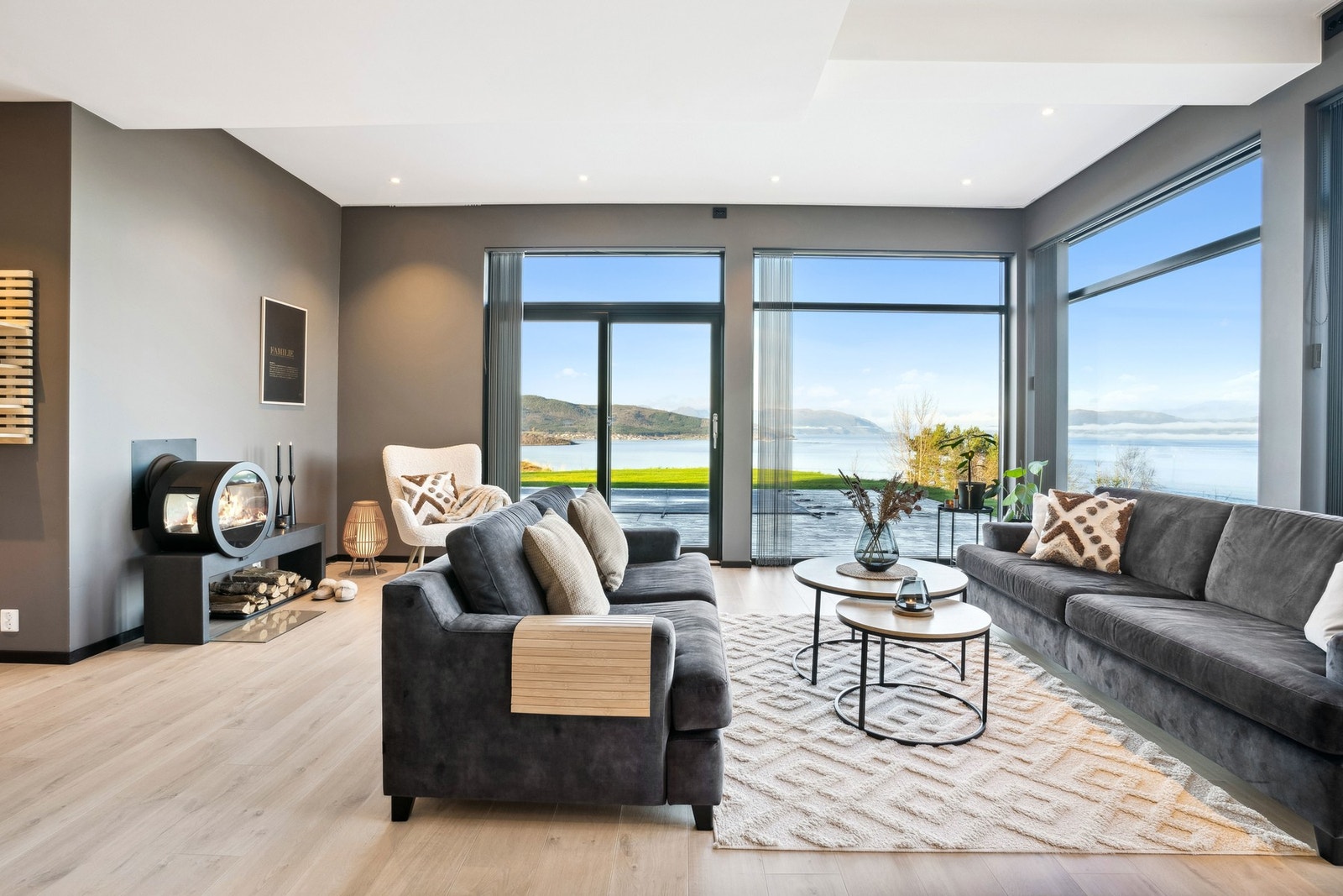 Stue med utgang til terrasse og plen. Moderne og flott vedovn Galleribilde