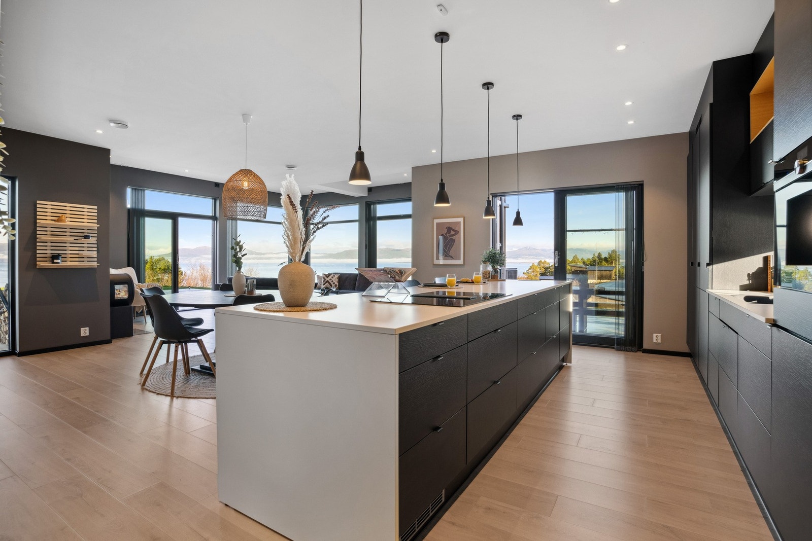 Stue og kjøkken i åpen løsning. Store vindusflater med flott utsikt i alle retninger Galleribilde