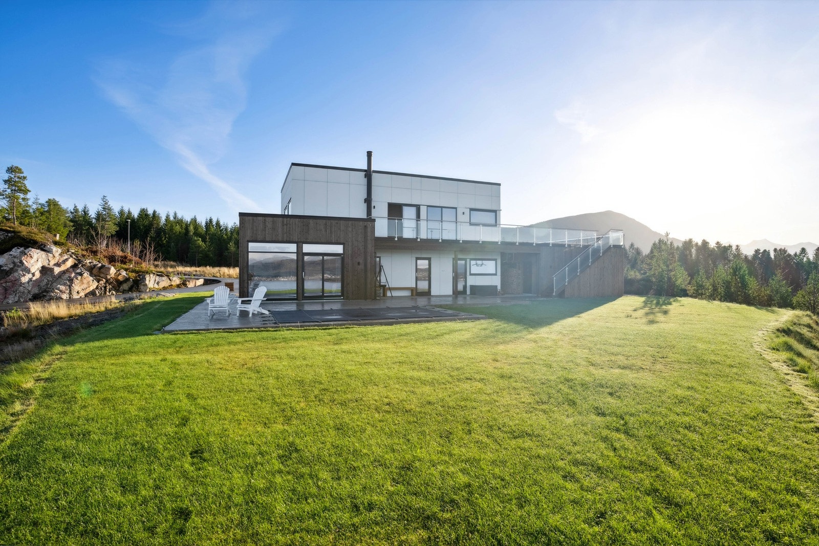 Markterrasse på hele 131 m2 med nedfelt basseng Galleribilde