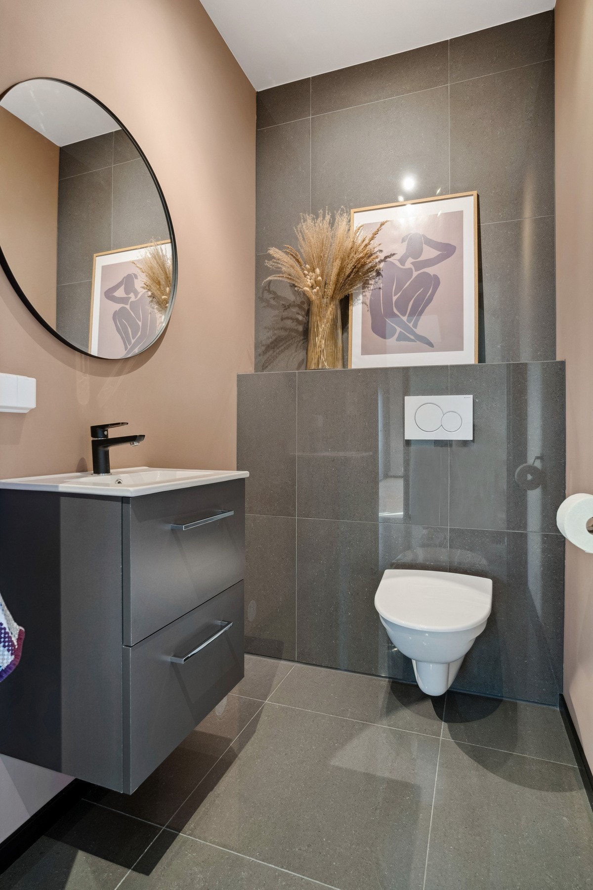 Toalett også i tilknytning gang. Fine detaljer med flis som glir over fra gulv til vegg Galleribilde