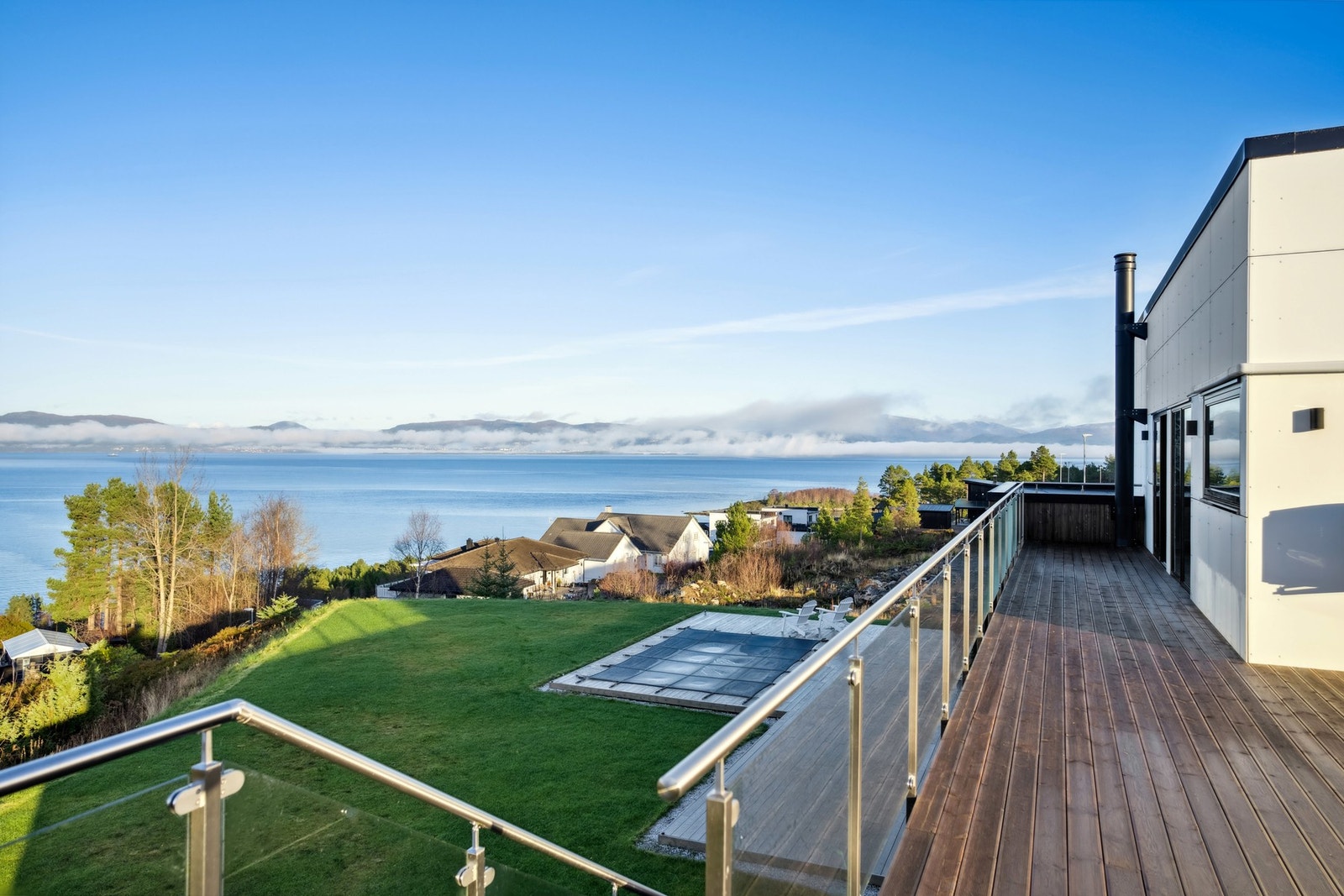 Trapp opp til takterrasse. Det er også utgang til takterrassen fra gang i 2.etasje Galleribilde
