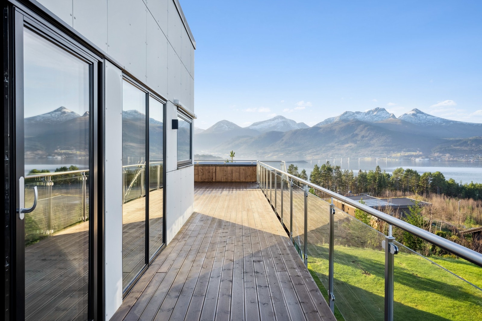 Glassrekkverk langs hele fronten Galleribilde