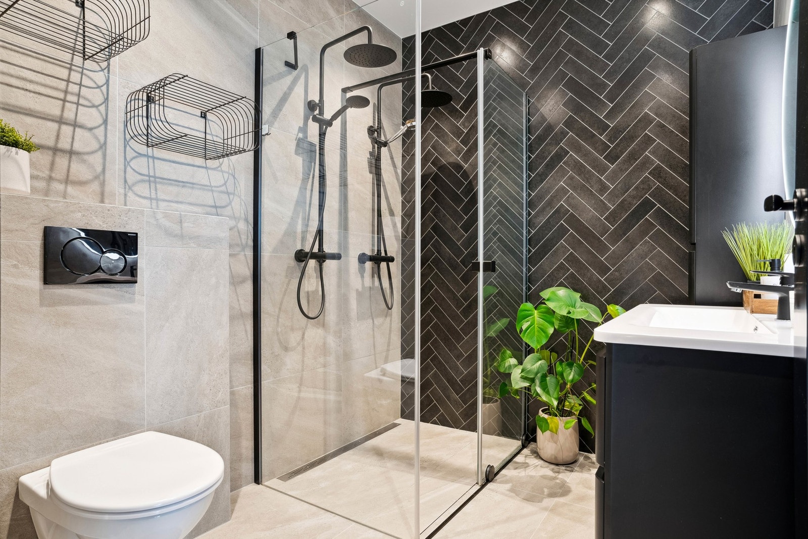 Bad tilknyttet hovedsoverom. Dobbeldusj, wc og vask Galleribilde