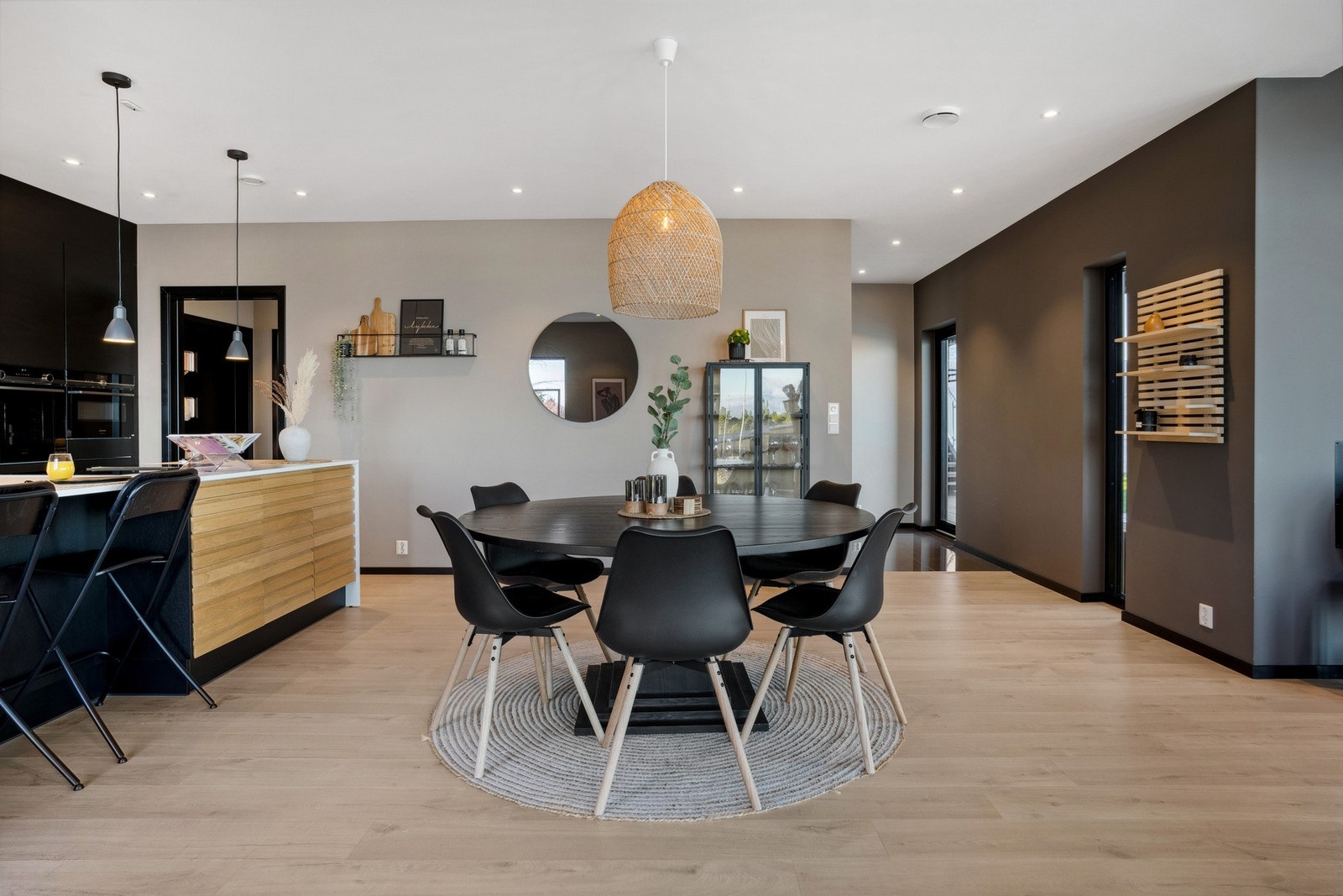 God plass til spisebord mellom stue og kjøkken. Ytterste del av kjøkkenøy har barløsning med ekstra sitteplasser Galleribilde