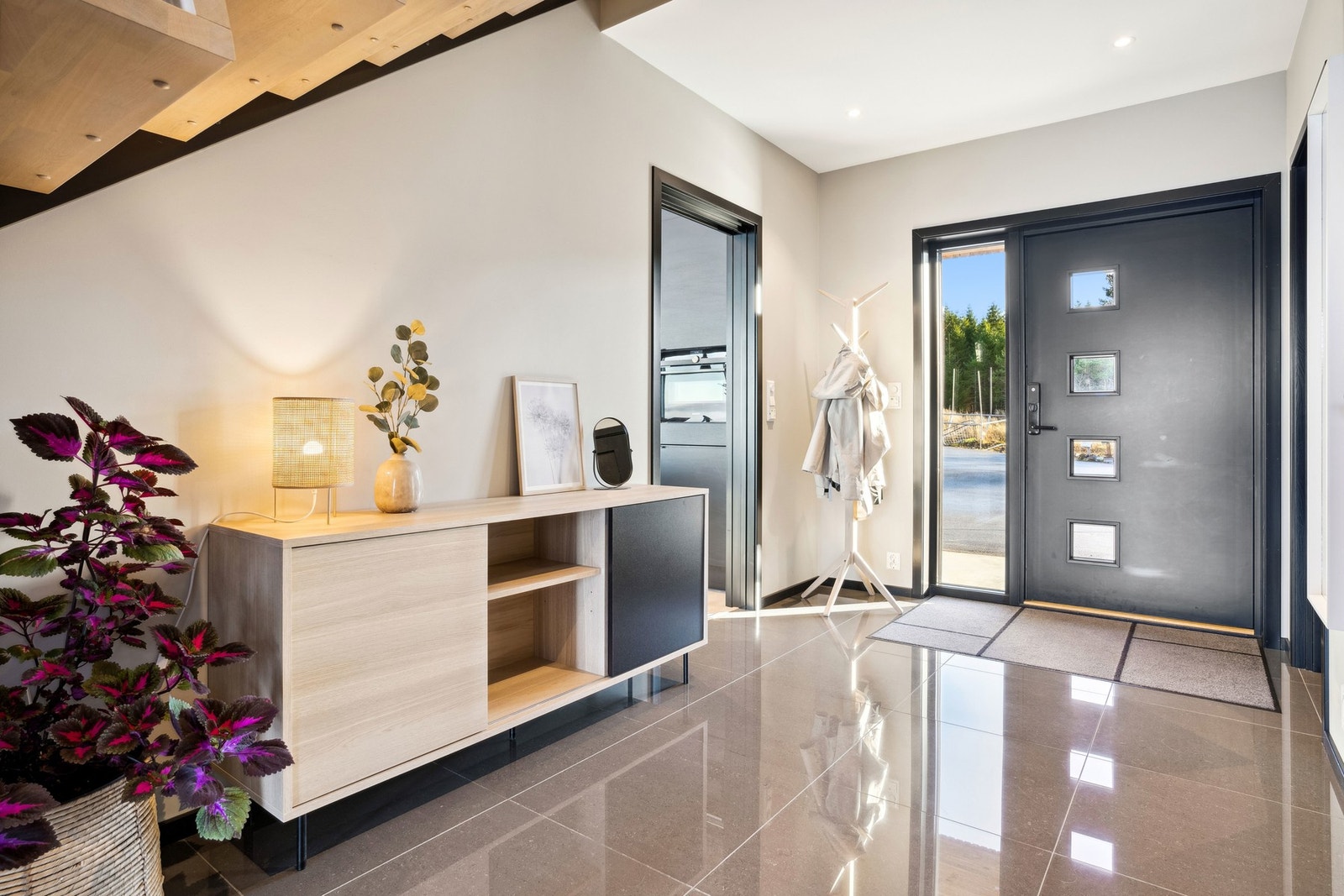 Flislagt, romslig entré og gang. Det er varmekabler i hele 1.etasje Galleribilde