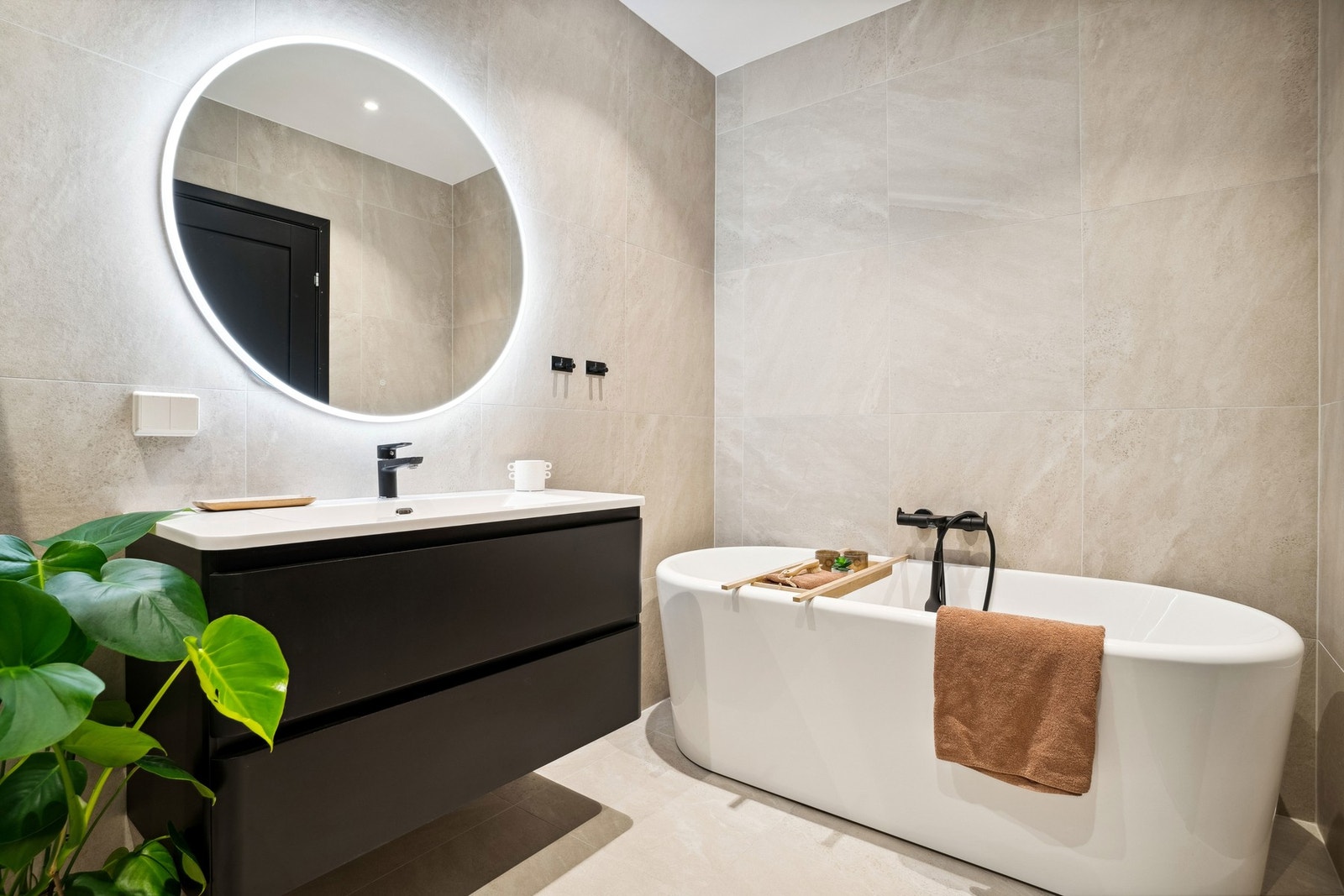 Lekkert bad i 2.etasje med store fliser og badekar Galleribilde