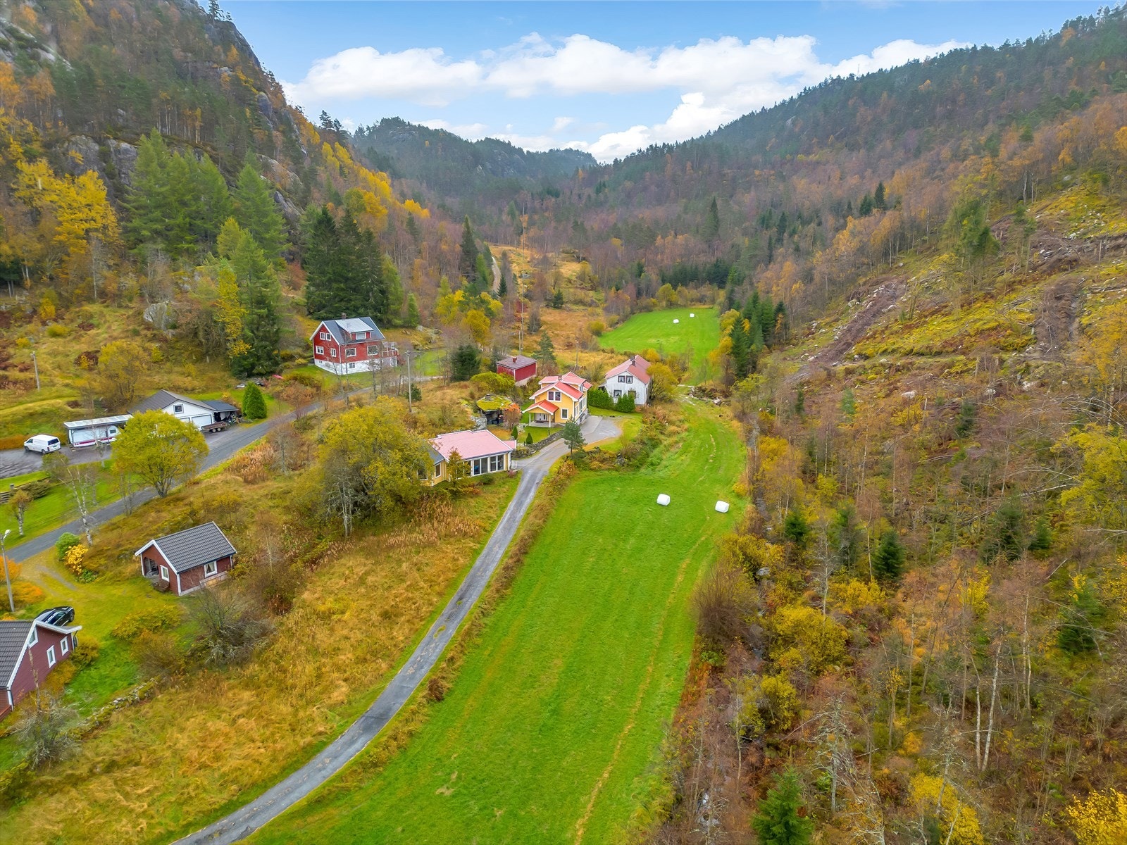 Eiendommen ligger på Gausdal, Gyland, ca. 14km fra Flekkefjord sentrum. Boligen ligger landlig til i mindre felt med bolighus. Galleribilde