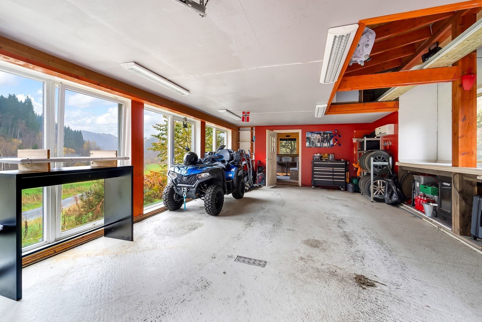 Romslig garasje med store vinduer, naturlig lys og fin utsikt. Perfekt for bilentusiasten eller som en praktisk verkstedplass. Galleribilde