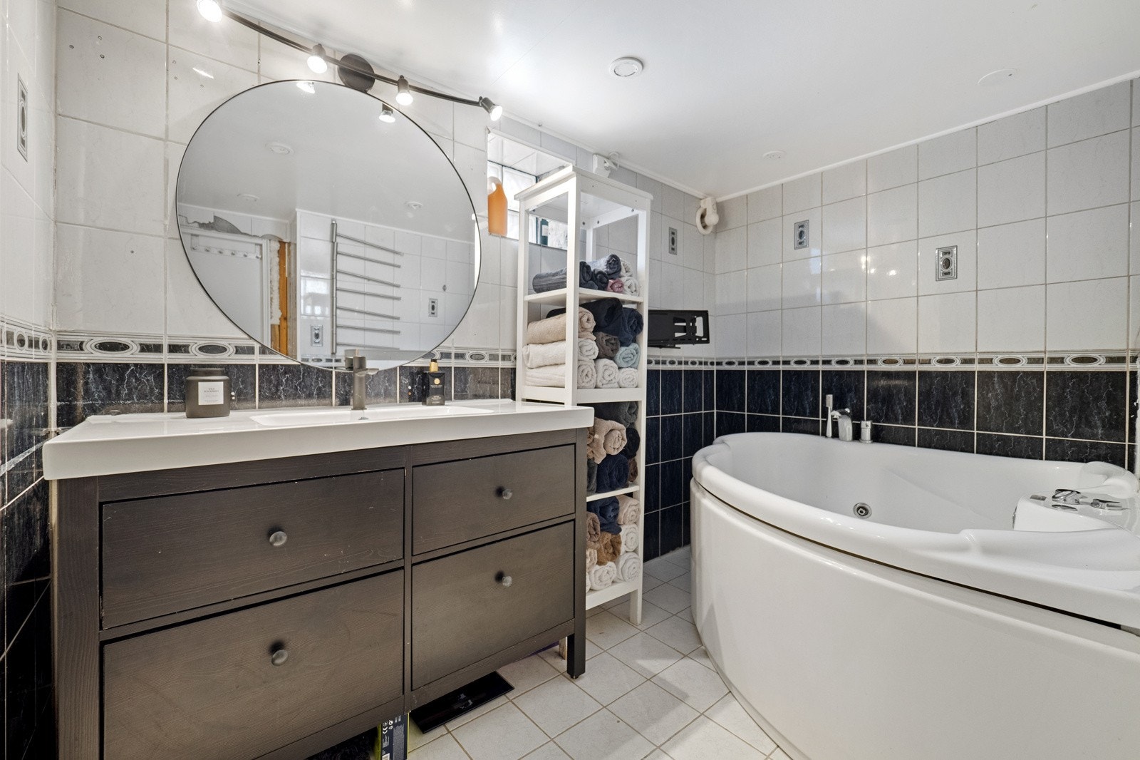 Badet er utstyrt med gulvvarme og et boblebadekar. Galleribilde