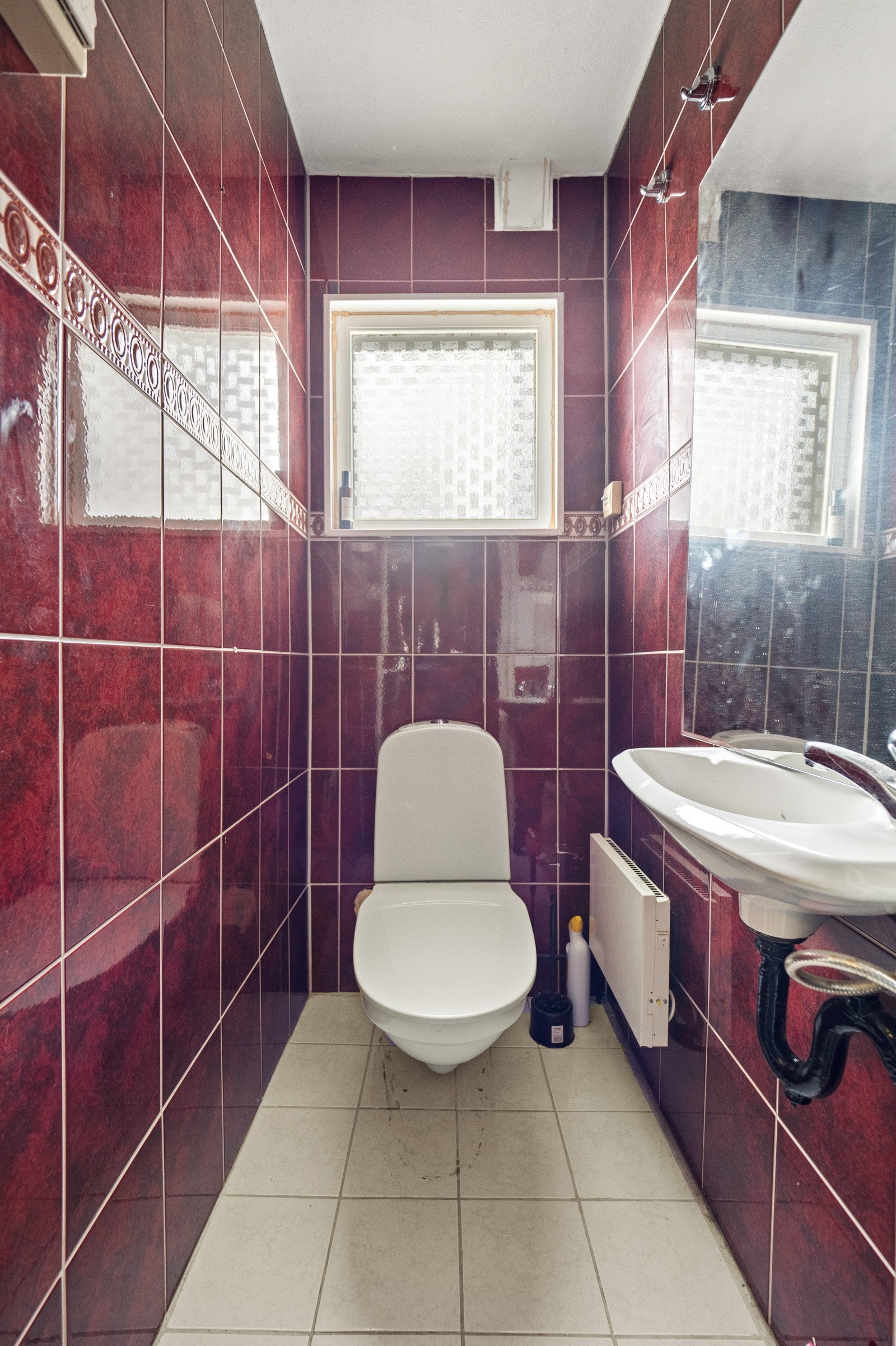 I underetasjen har hytta et bad, et separat wc-rom og et eget vaskerom ? alle flislagte. Galleribilde
