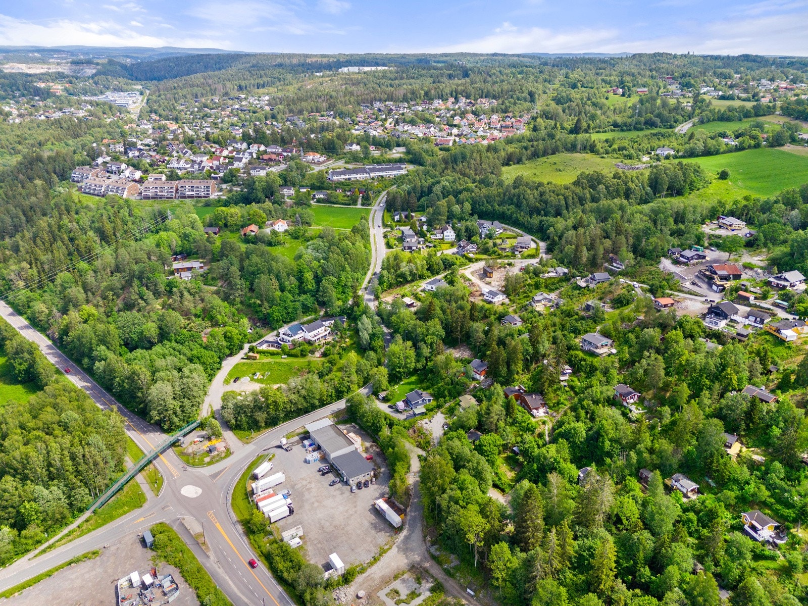 Beliggenheten er idyllisk, men likevel sentral, med umiddelbar nærhet til flotte turmuligheter i skog og mark. Galleribilde