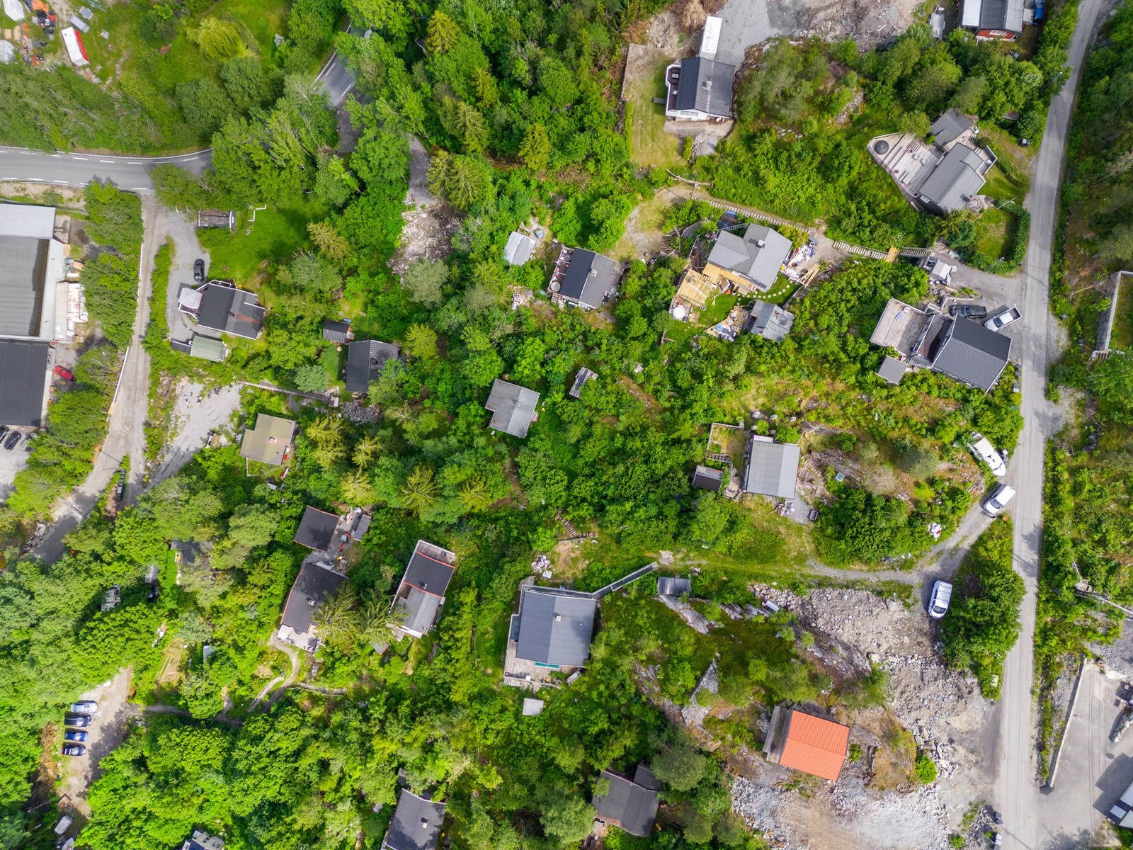 Høydeforskjellen gjør at ingen hus får en annen bolig foran seg, noe som optimaliserer både utsikten og lysforholdene. Galleribilde