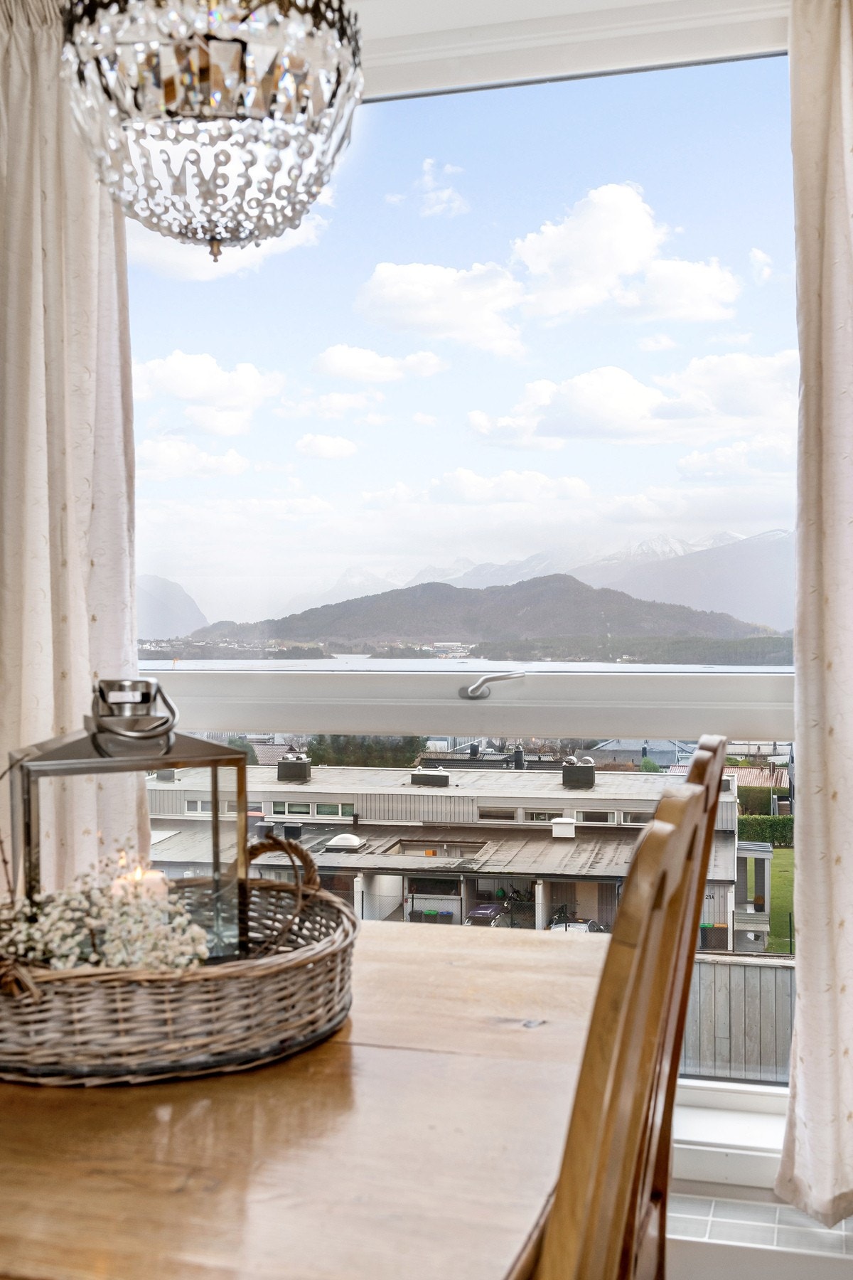 Med så flott utsikt så kan man lett bli sittende her, og støy fra trafikk er minimal. Galleribilde