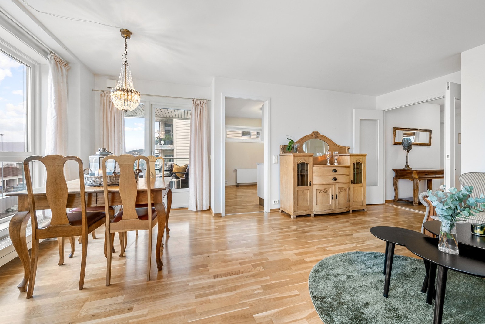 Ser du den flotte og 2-fløyede døren mellom stue og gang? Ganske elegant egentlig. Galleribilde