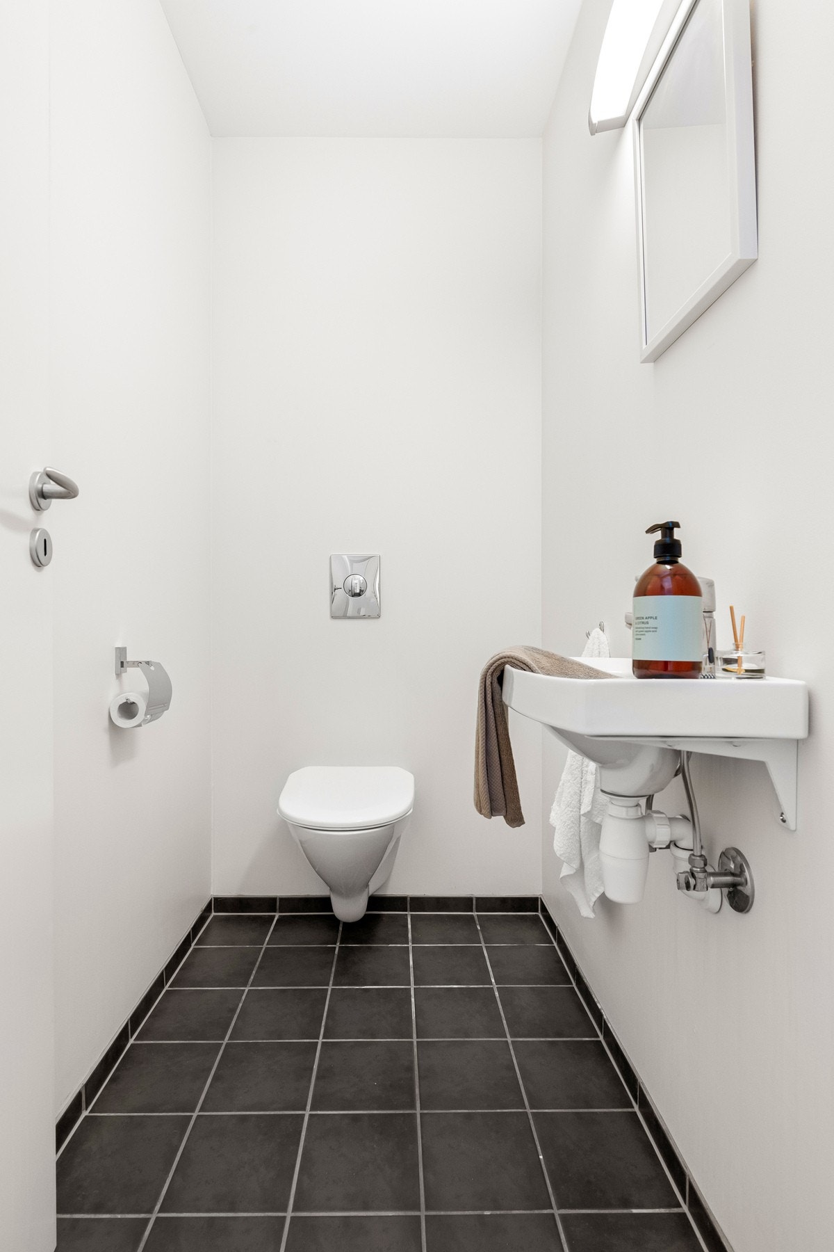 I tillegg til bad, har leiligheten separat toalett rom med vegghengt WC. Praktisk når du har gjester. Galleribilde