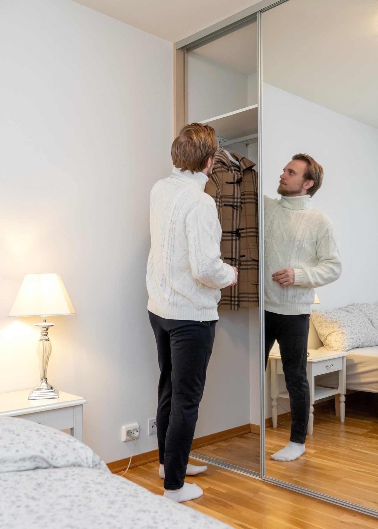 Modellen følger ikke med i kjøpet, men det gjør skyvedørsgarderoben. Galleribilde