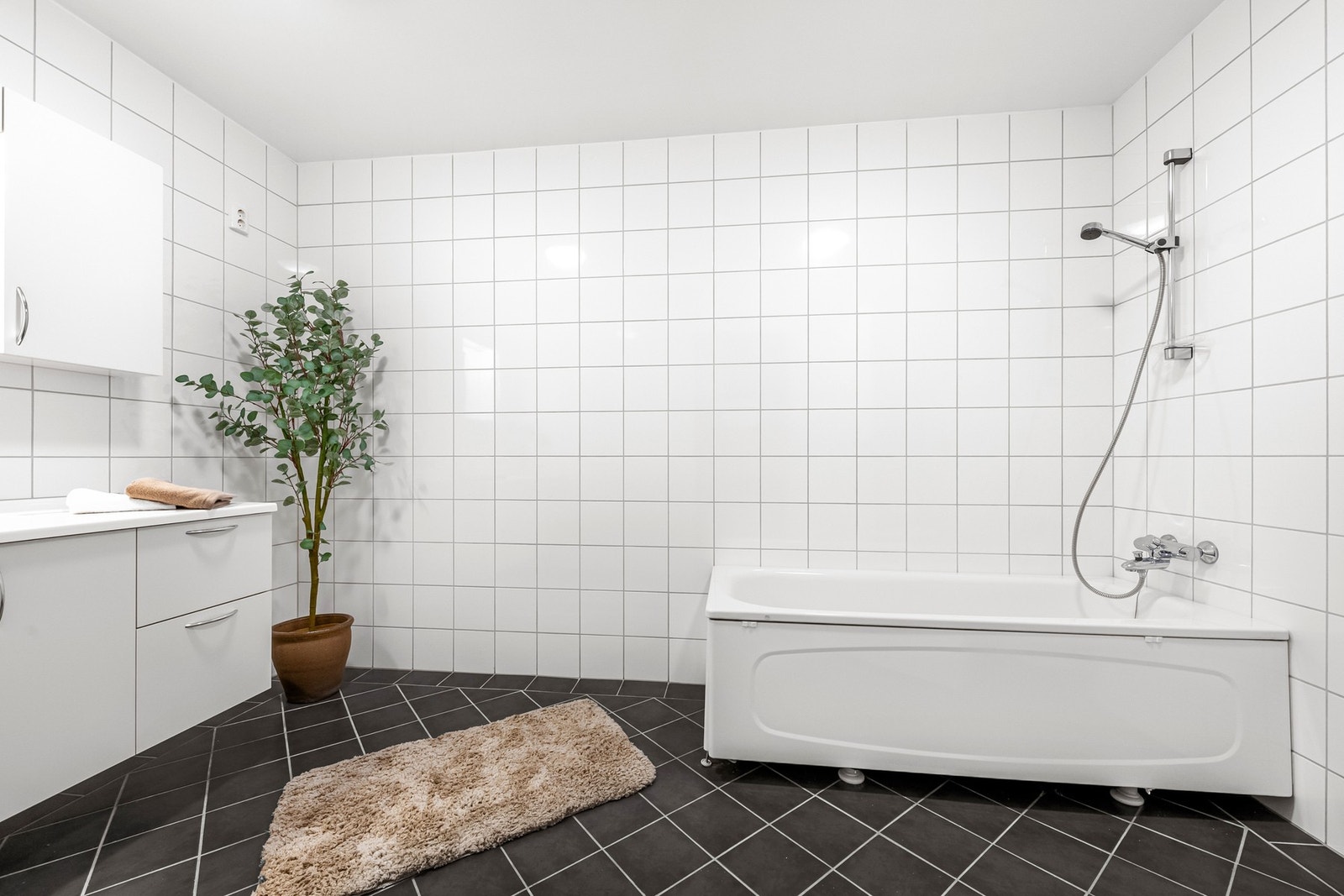 Det finnes selvfølgelig gulvvarme på badet og dette er via fjernvarmeanlegg. Galleribilde