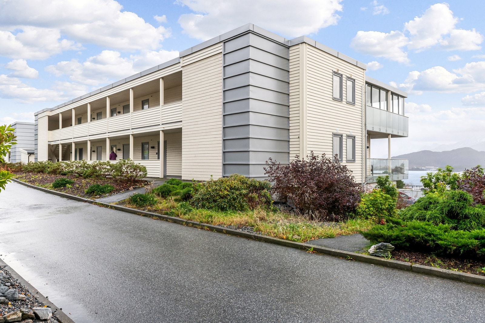 Enkel tilkomst fra nord. Inngangsparti er overbygd via svalgang. Galleribilde