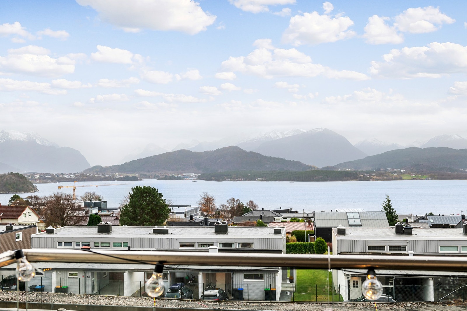 Utsikten mot syd er helt upåklagelig. Legg merke til de flotte fjellene. Galleribilde