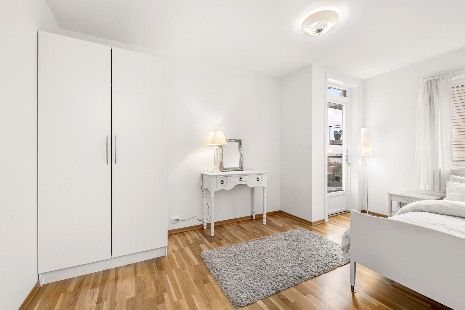 Soverom nr 2 har utgang til veranda og plass til garderobeskap. Eller vil du ha skyvedørsgarderobe på hele veggen? Du bestemmer. Galleribilde