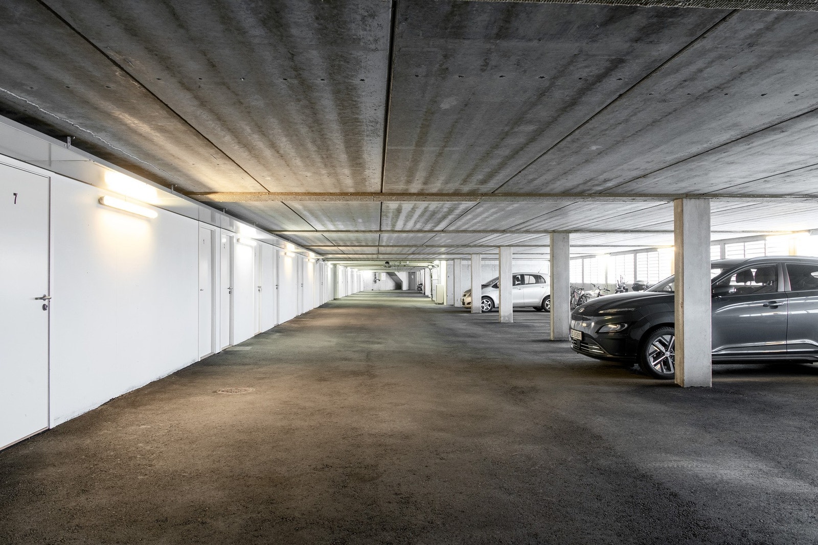 Garasjeplass og bod i underetasjen Galleribilde