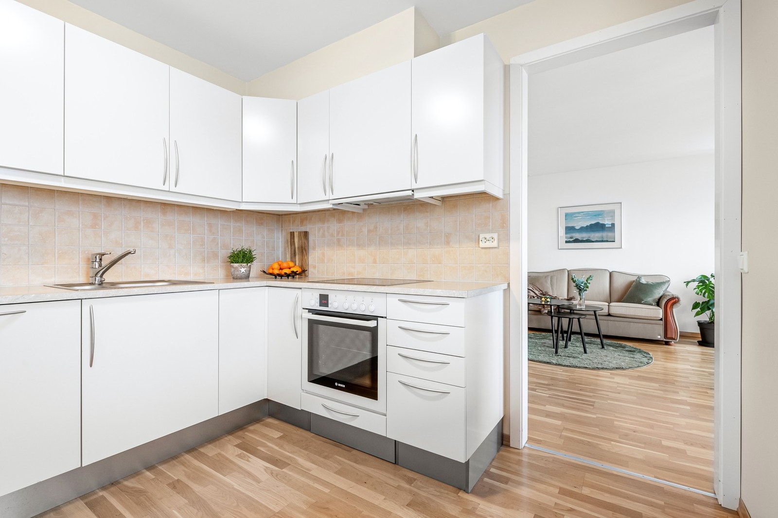 Kjøkkenet er lyst og pent med integrerte hvitevarer og keramisk platetopp. Galleribilde