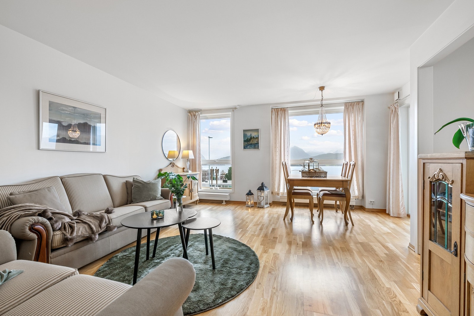 Stue har eikeparkett på gulv og store vinduer mot syd. Legg merke til at radiatorene har en pen og diskret utforming og plassering. Galleribilde